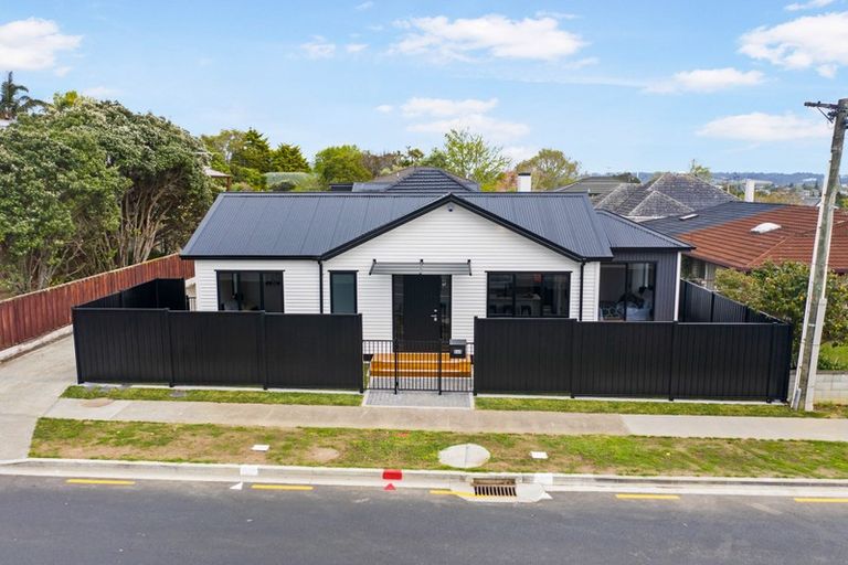 Photo of property in 54d Te Atatu Road, Te Atatu South, Auckland, 0610