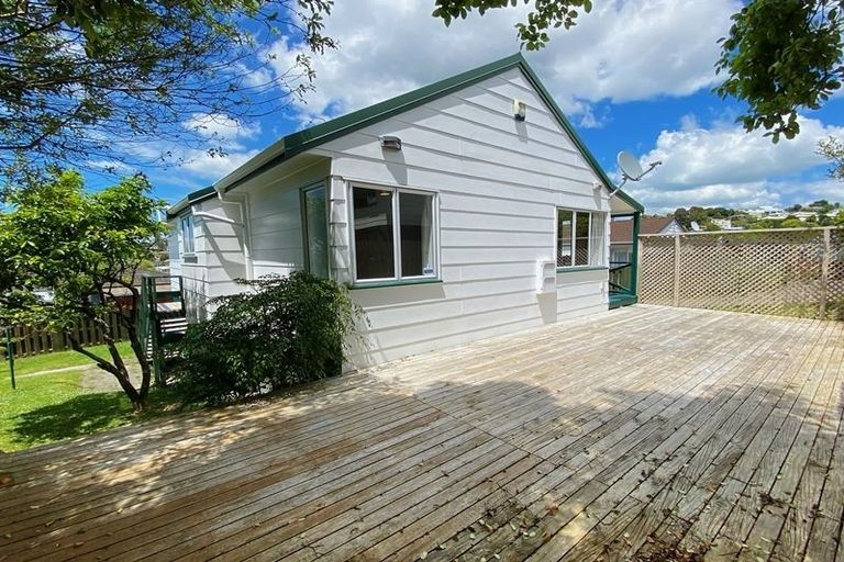 Photo of property in 2/23 Tetrarch Place, Totara Vale, Auckland, 0629