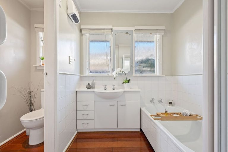 Photo of property in 7 Brookby Crescent, Avonhead, Christchurch, 8042