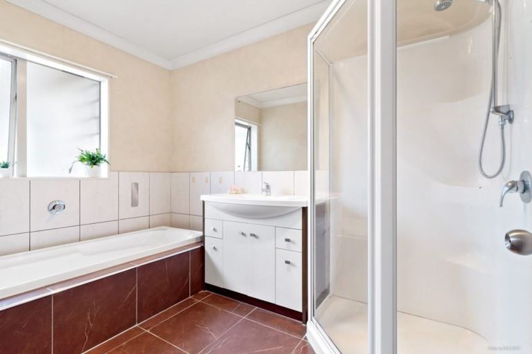 Photo of property in 19 Walter Haddrell Crescent, Flat Bush, Auckland, 2016