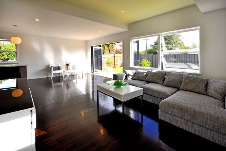 Photo of property in 2/53 Lancaster Road, Beach Haven, Auckland, 0626