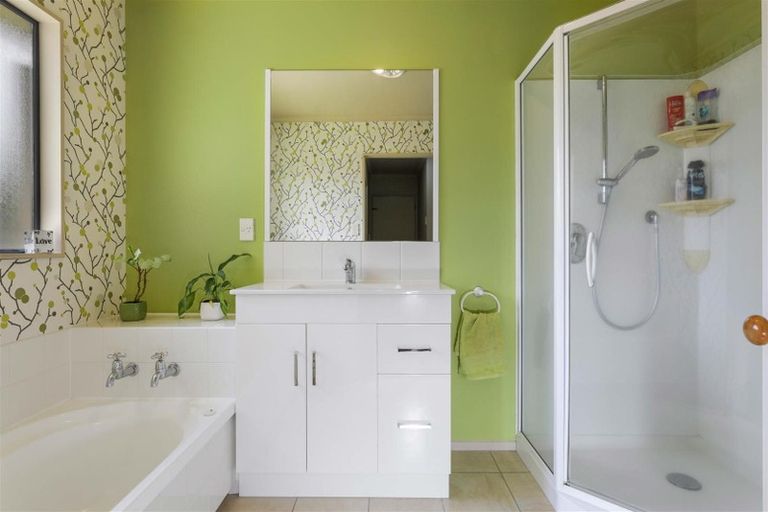 Photo of property in 6 Caulfield Place, Pukehangi, Rotorua, 3015