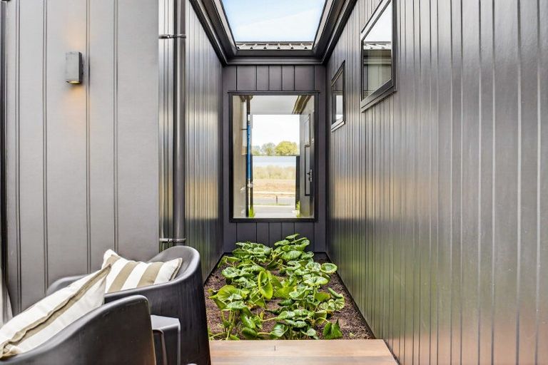 Photo of property in 7 Annie Aranui Drive, Poraiti, 4182