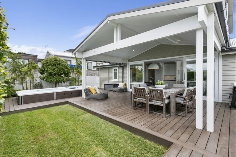 Photo of property in 35 Seaview Avenue, Northcote, Auckland, 0627