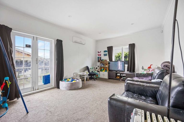 Photo of property in 100 Randwick Road, Moera, Lower Hutt, 5010