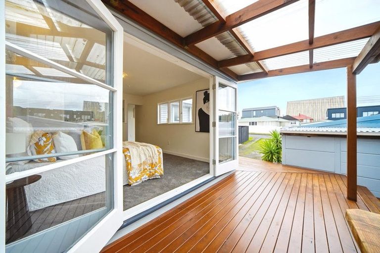Photo of property in 102 Taikata Road, Te Atatu Peninsula, Auckland, 0610