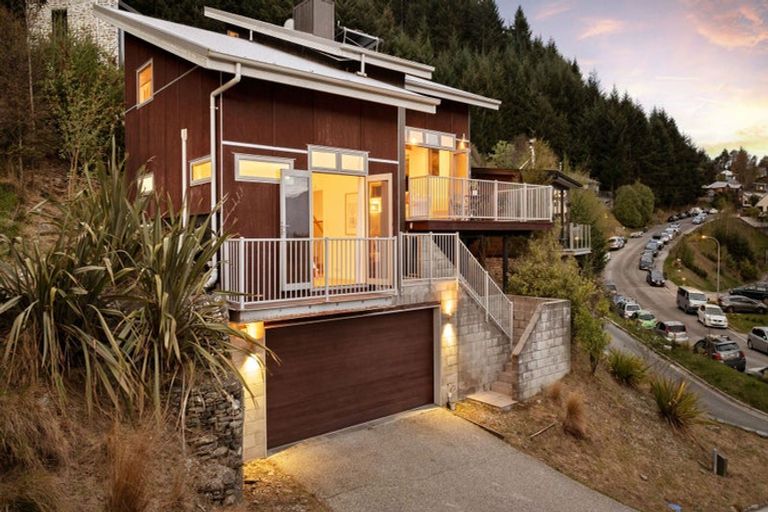 Photo of property in 45 Dart Place, Fernhill, Queenstown, 9300