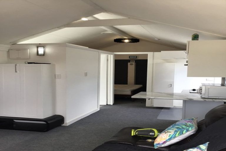 Photo of property in 11 Edgware Road, West Harbour, Auckland, 0618