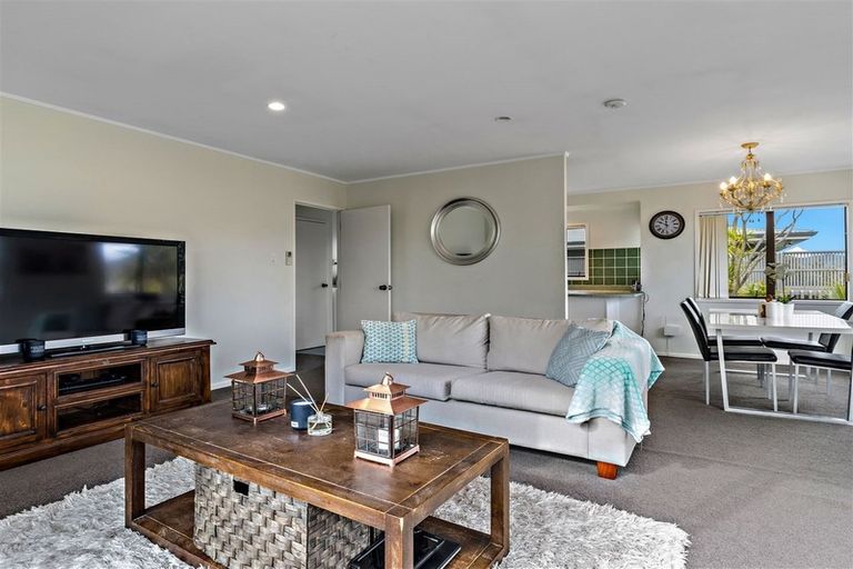Photo of property in 2/31 Rangeview Road, Sunnyvale, Auckland, 0612