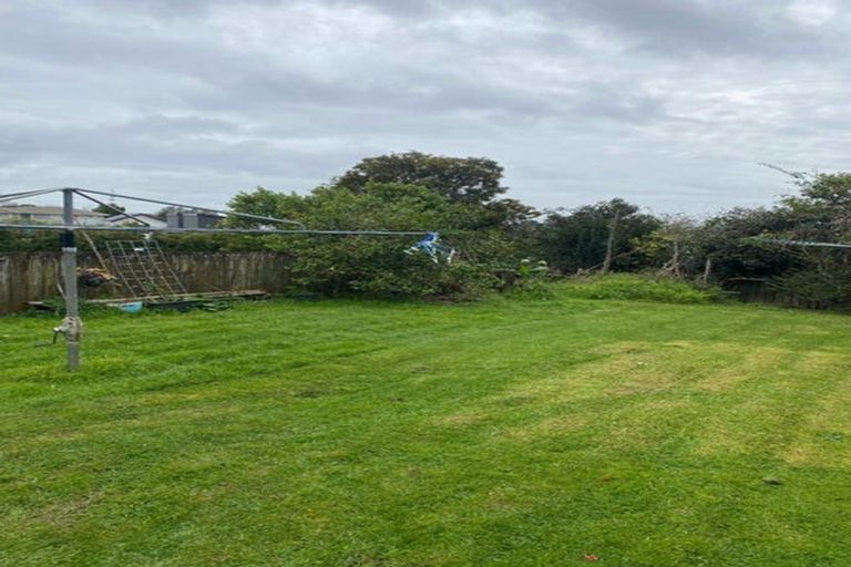 Photo of property in 4 Heversham Place, Glendene, Auckland, 0602