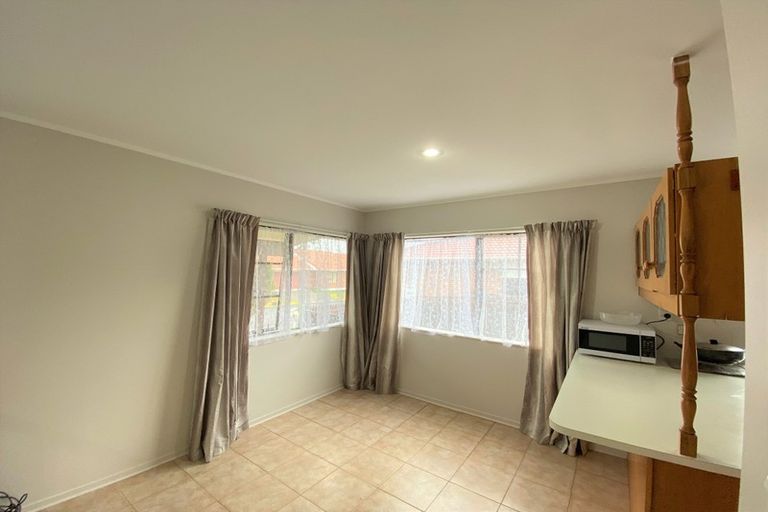 Photo of property in 18 Bosnyak Drive, Te Atatu South, Auckland, 0610