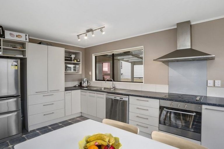 Photo of property in 10 Mossburn Grove, Kelson, Lower Hutt, 5010