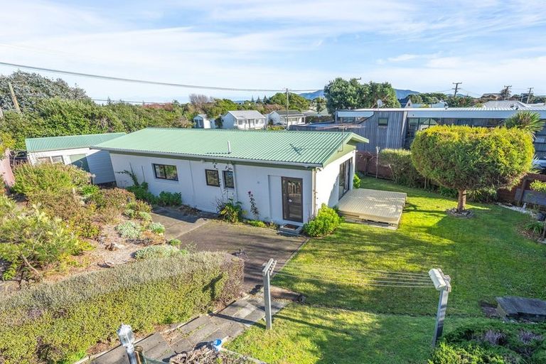 Photo of property in 27 Waimea Road, Waikanae Beach, Waikanae, 5036