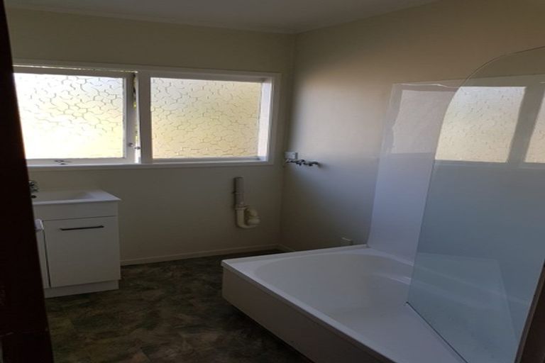 Photo of property in 2/31 Camelot Place, Glenfield, Auckland, 0629