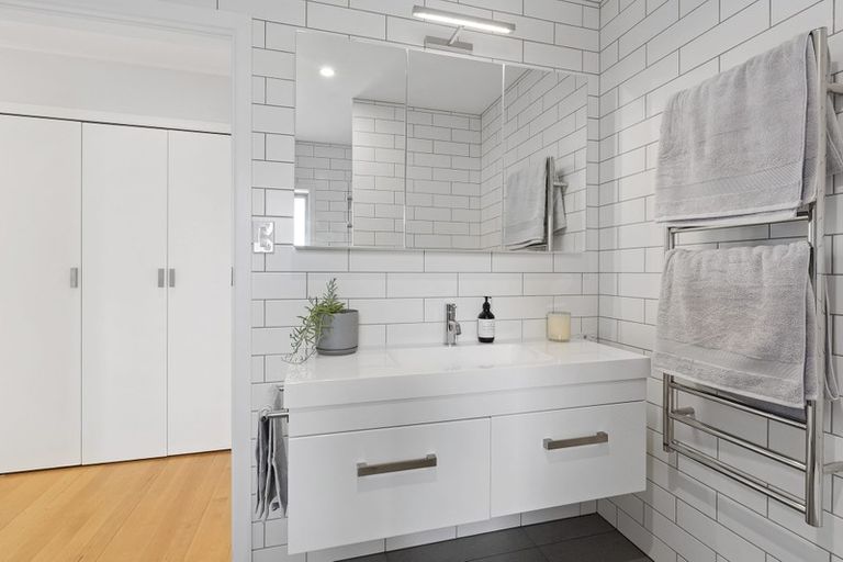 Photo of property in 11 Dudding Avenue, Northcote, Auckland, 0627