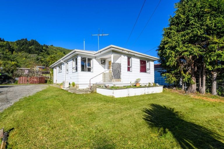 Photo of property in 63 Hampden Street, Picton, 7220
