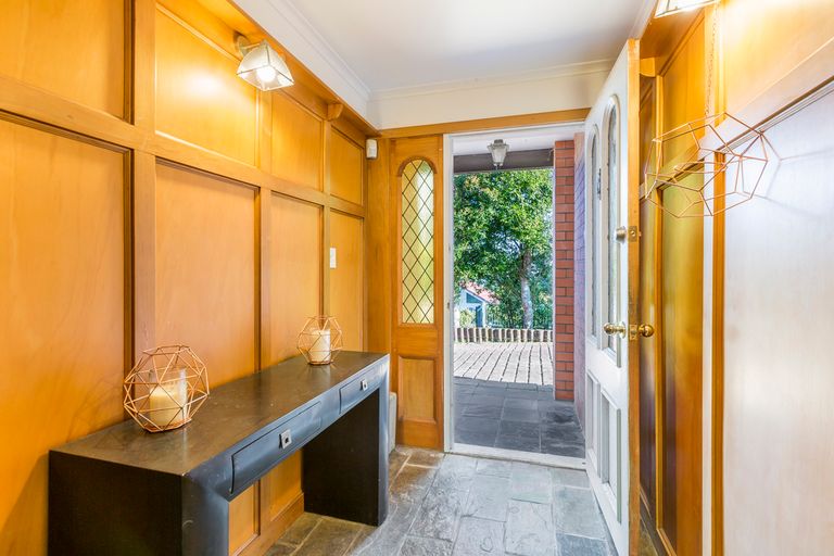 Photo of property in 30 Hoskins Avenue, Hillsborough, Auckland, 1042