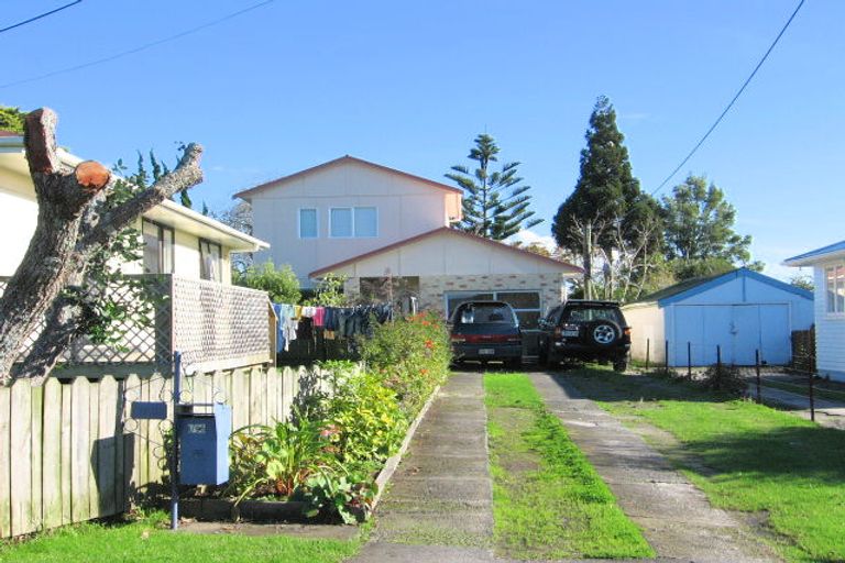 Photo of property in 2/96 Flanshaw Road, Te Atatu South, Auckland, 0610