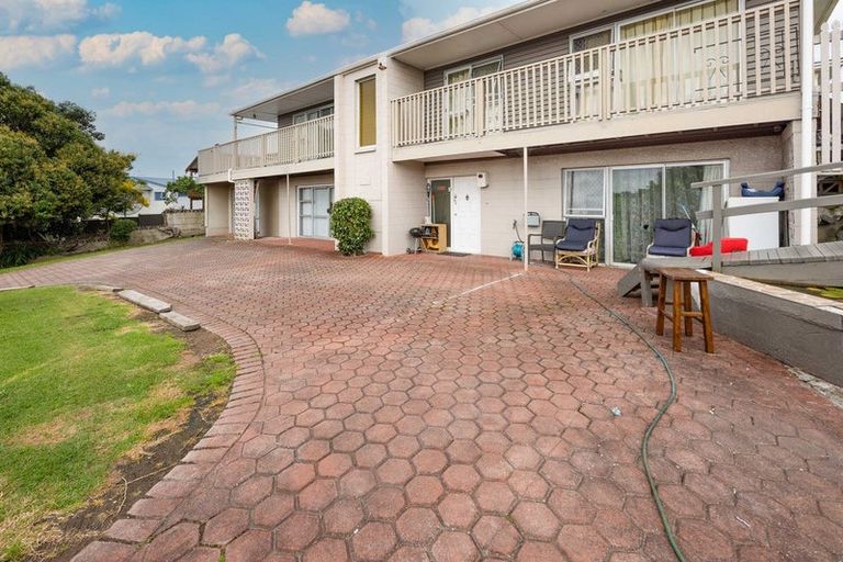 Photo of property in 2 Chelsea View Drive, Chatswood, Auckland, 0626