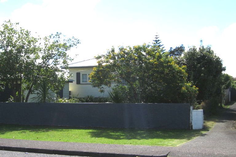 Photo of property in 9 Abbotleigh Avenue, Te Atatu Peninsula, Auckland, 0610