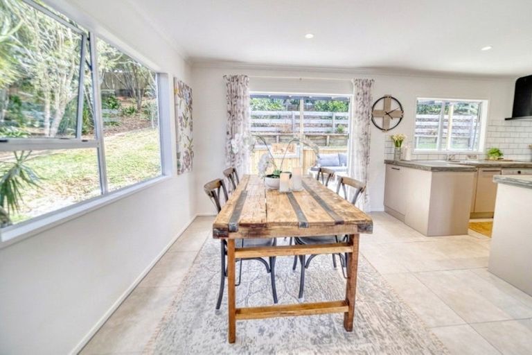 Photo of property in 15 Weka Close, Red Beach, 0932