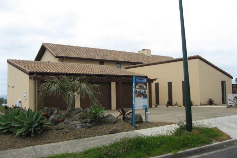 Photo of property in 143 Roberts Road, Matakatia, Whangaparaoa, 0930