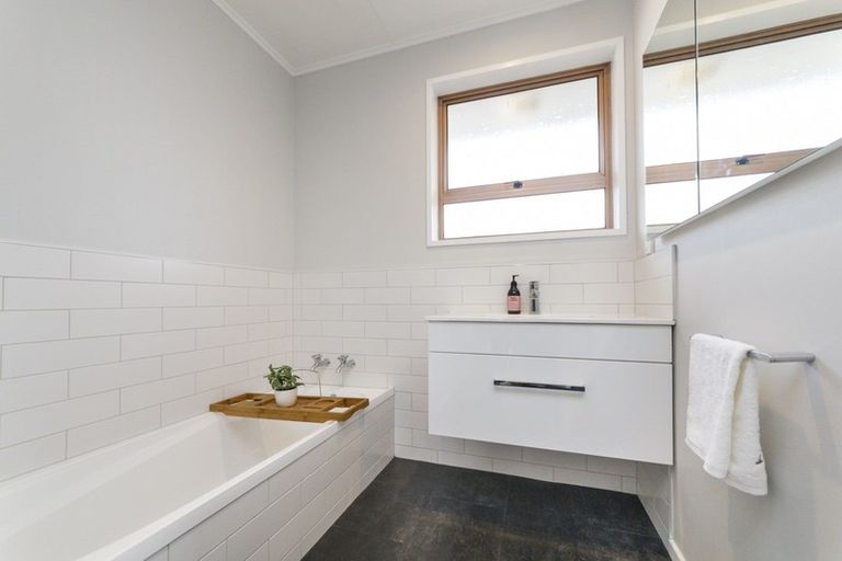 Photo of property in 16 Austin Place, Awapuni, Palmerston North, 4412