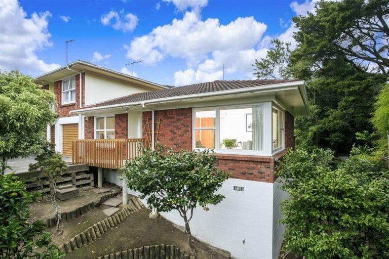 Photo of property in 2/10 Nea Place, Hillcrest, Auckland, 0627