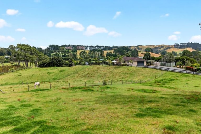 Photo of property in 1014 South Head Road, South Head, Helensville, 0874