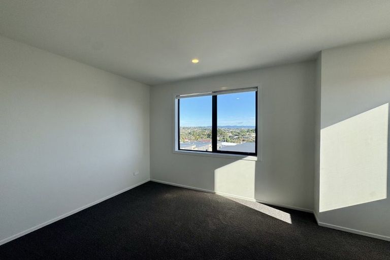 Photo of property in 5/506 Glenfield Road, Bayview, Auckland, 0629