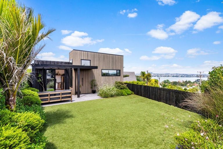 Photo of property in 1/14 Colonial Road, Birkenhead, Auckland, 0626