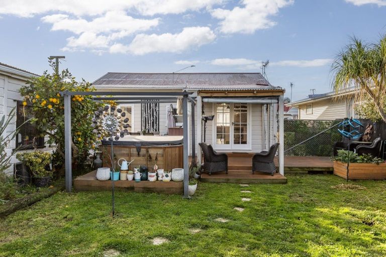 Photo of property in 12 Kinross White Street, Napier South, Napier, 4110