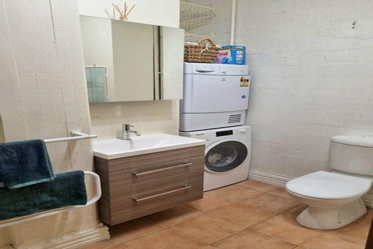 Photo of property in Endeavour Apartments, 10/125 Thorndon Quay, Pipitea, Wellington, 6011