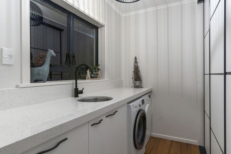 Photo of property in 6 Liston Crescent, Cockle Bay, Auckland, 2014