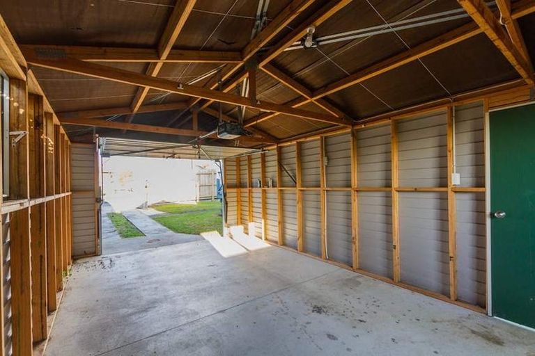 Photo of property in 81 Astley Avenue, New Lynn, Auckland, 0600