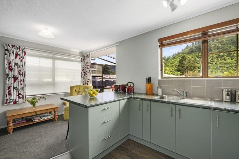 Photo of property in 77 Gemstone Drive, Birchville, Upper Hutt, 5018