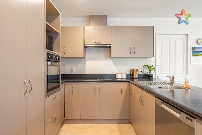 Photo of property in 32 Woodland Mews, Wainuiomata, Lower Hutt, 5014