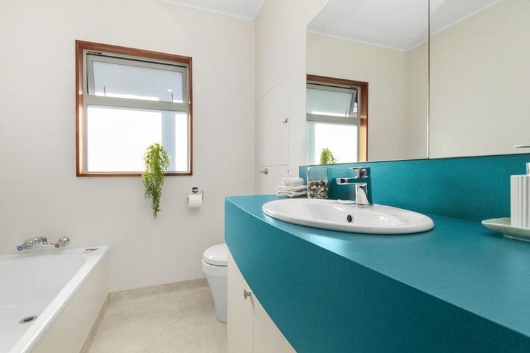 Photo of property in 5 Mataroa Avenue, Northland, Wellington, 6012