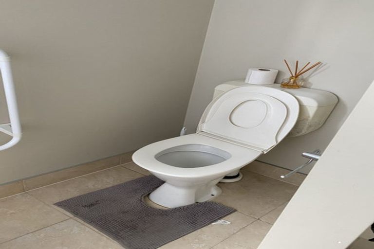 Photo of property in 1/4 Avalon Place, Glenfield, Auckland, 0629