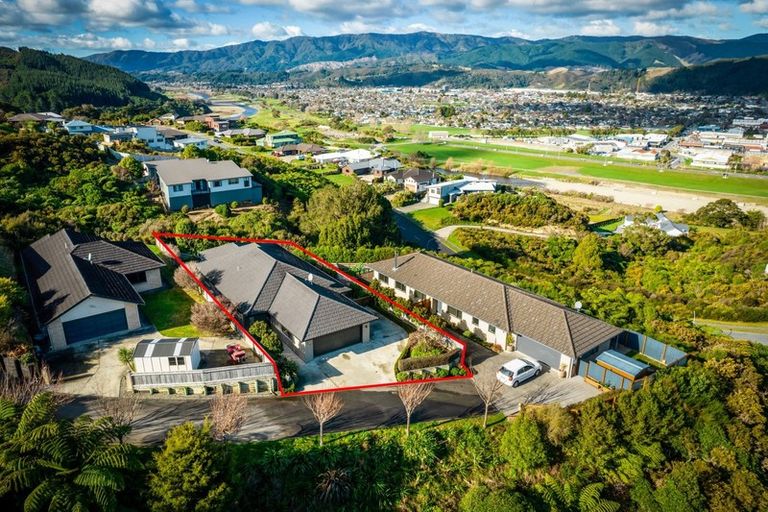 Photo of property in 43 Percy Kinsman Crescent, Riverstone Terraces, Upper Hutt, 5018
