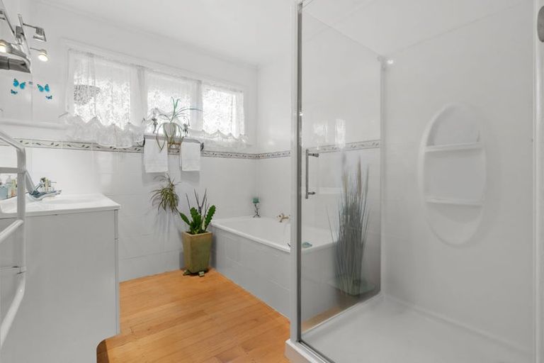 Photo of property in 27 Miro Road, Mangere Bridge, Auckland, 2022