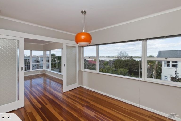 Photo of property in 27 Mcbreen Avenue, Northcote, Auckland, 0627