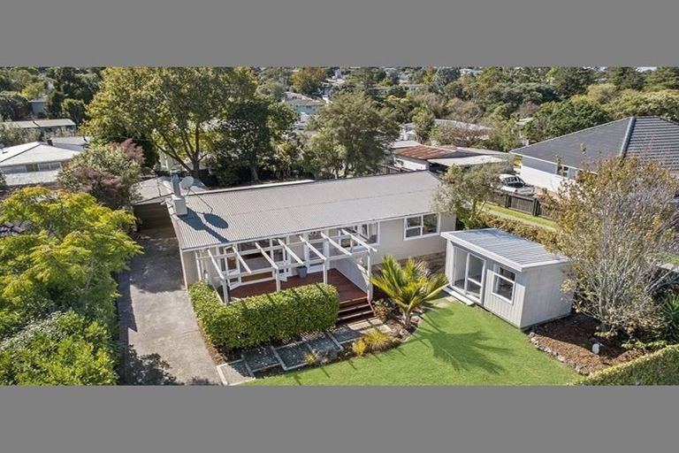 Photo of property in 24 La Rosa Street, Green Bay, Auckland, 0604