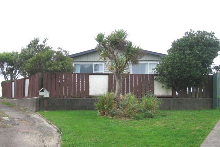 Photo of property in 9 Cheyne Walk, Newlands, Wellington, 6037