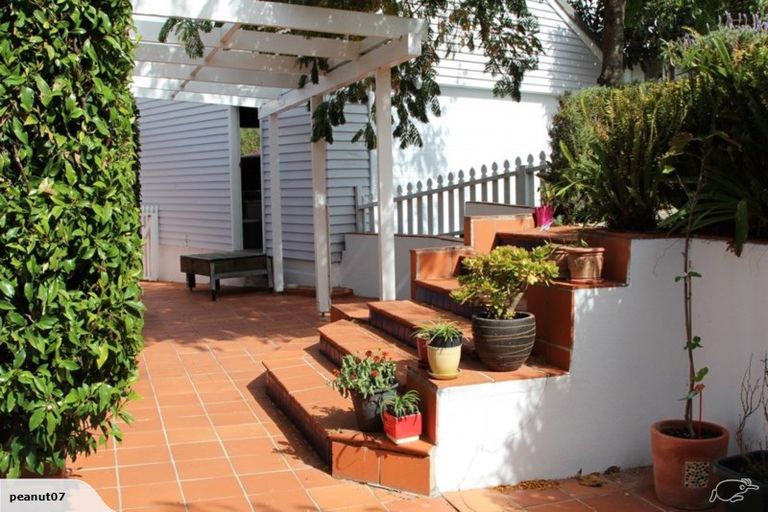 Photo of property in 2/18 Limmer Place, Browns Bay, Auckland, 0632