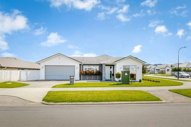 Photo of property in 16 Walter Ruddock Avenue, Kumeu, 0810