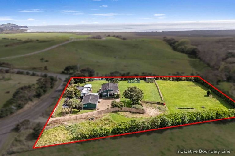 Photo of property in 5 Mcleod Road, South Head, Helensville, 0874