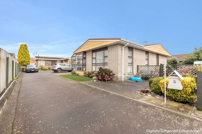 Photo of property in 5 Chertsey Court, Roslyn, Palmerston North, 4414