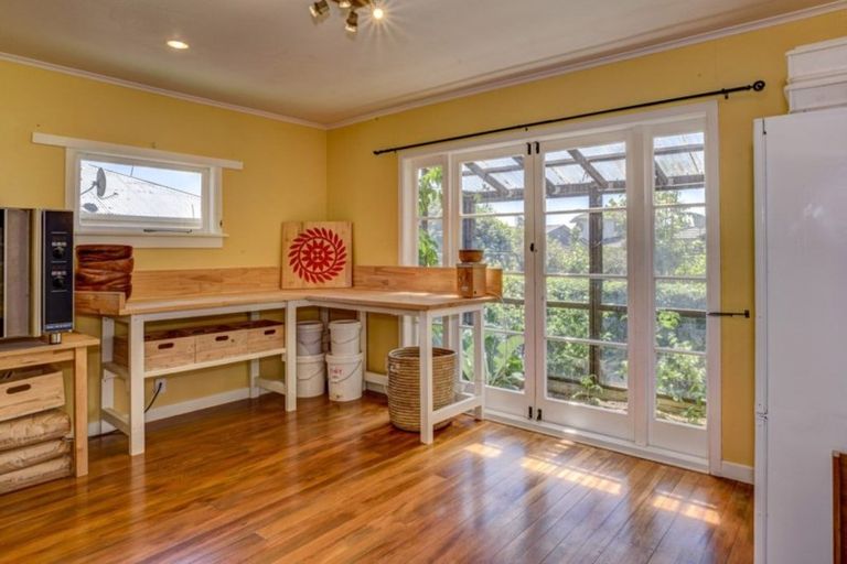 Photo of property in 4 Smith Road, Merrilands, New Plymouth, 4312