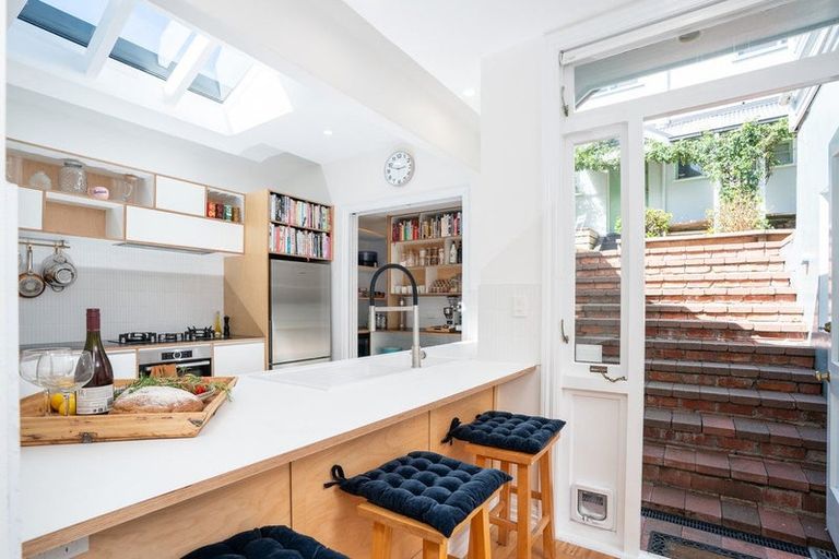 Photo of property in 16 Hawker Street, Mount Victoria, Wellington, 6011